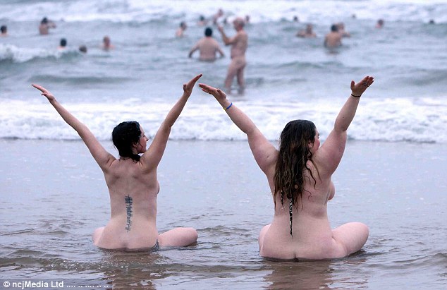 Фотография: В чем мать родила: сотни британцев голыми искупались в Северном море ради благотворительности №7 - BigPicture.ru