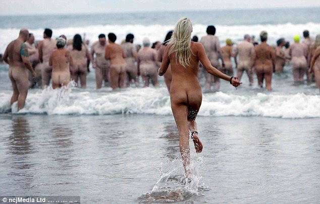 Фотография: В чем мать родила: сотни британцев голыми искупались в Северном море ради благотворительности №3 - BigPicture.ru