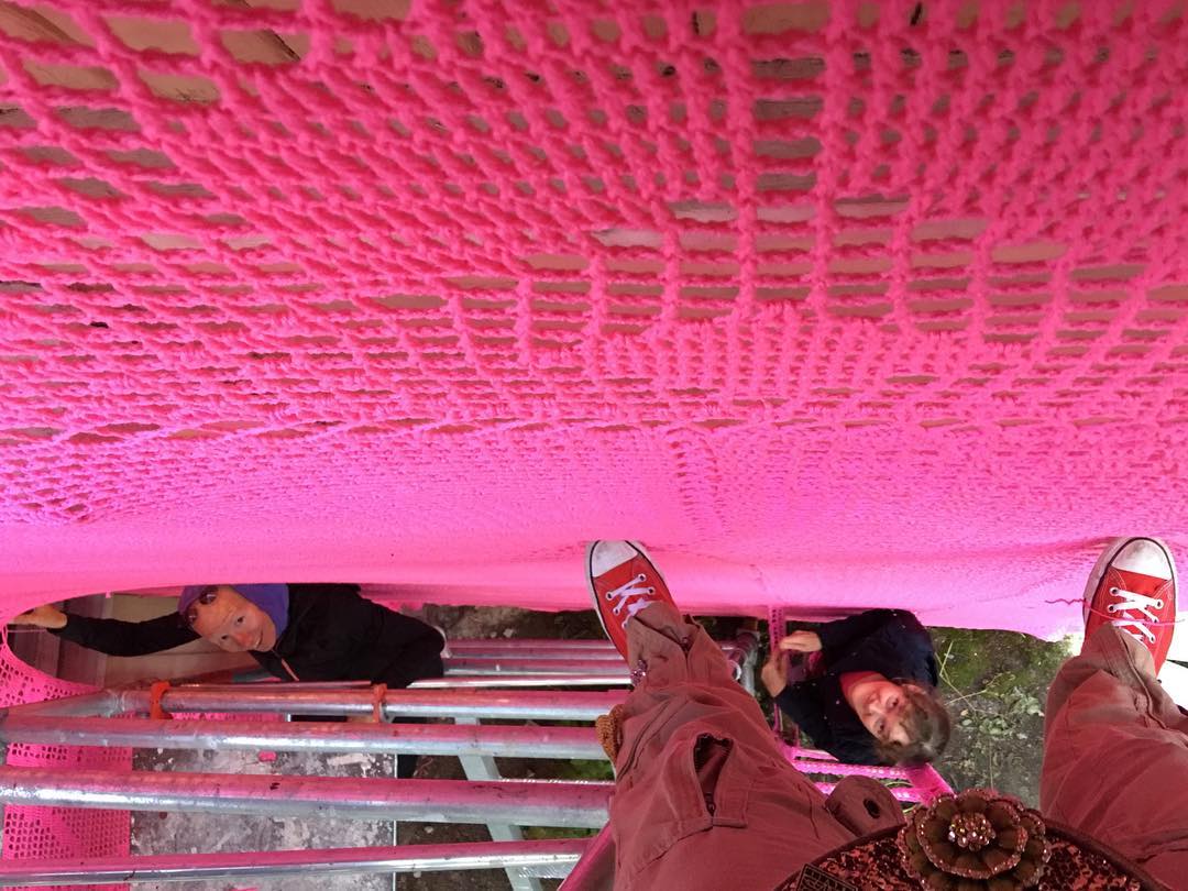 Фотография: Вязаный розовый домик в Финляндии — дело умелых рук польского дизайнера №4 - BigPicture.ru