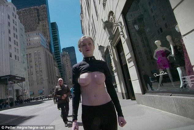 Фотография: Модель прошлась по улицам Нью-Йорка топлес в поддержку движения 