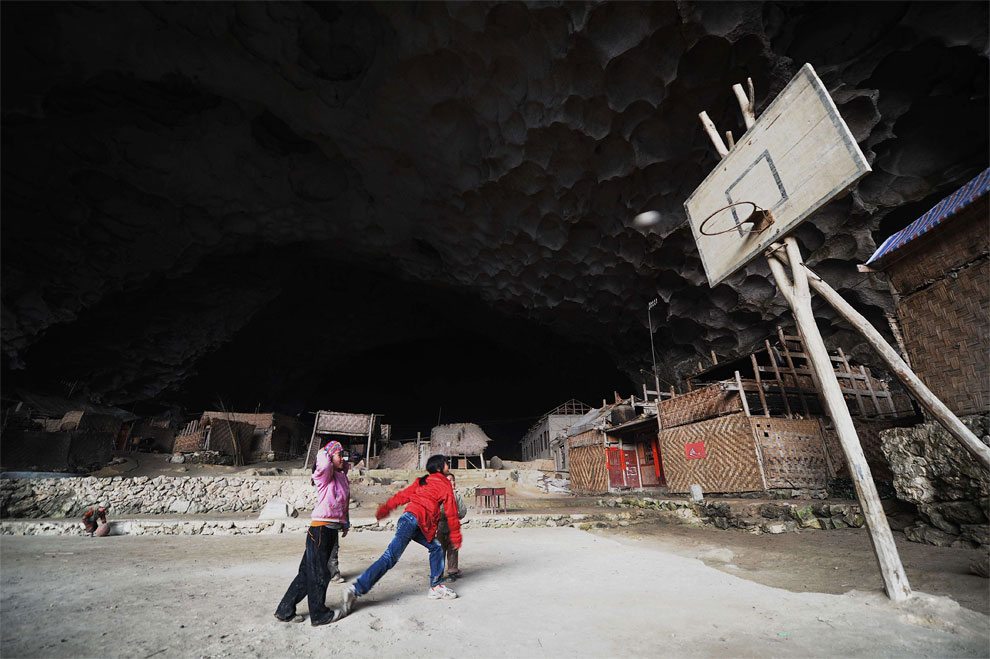 Фотография: С милым рай и в шалаше: Китайская семья уже 54 года живет в пещере №5 - BigPicture.ru