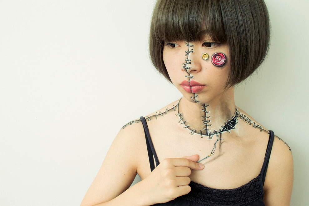 Эта японская художница пририсовывает девушкам дырочки и молнии