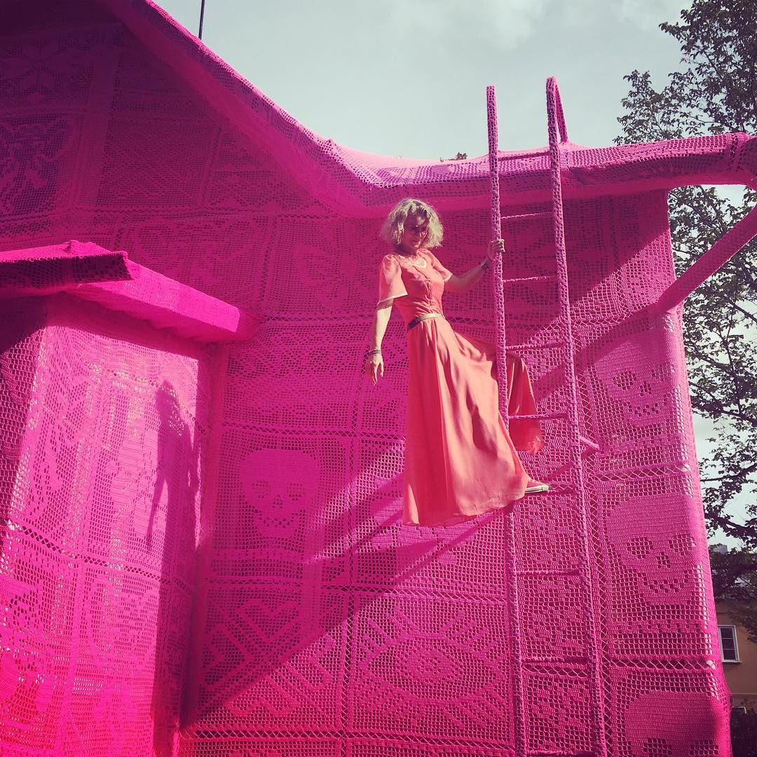 Фотография: Вязаный розовый домик в Финляндии — дело умелых рук польского дизайнера №5 - BigPicture.ru