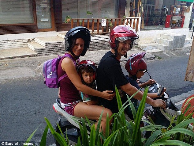 Фотография: Британская семья решила не отправлять детей в школу, а поехать с ними в кругосветное путешествие №6 - BigPicture.ru