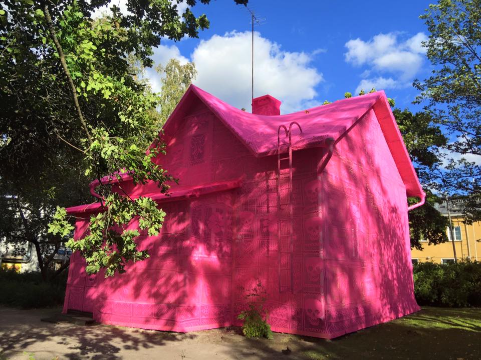 Фотография: Вязаный розовый домик в Финляндии — дело умелых рук польского дизайнера №6 - BigPicture.ru