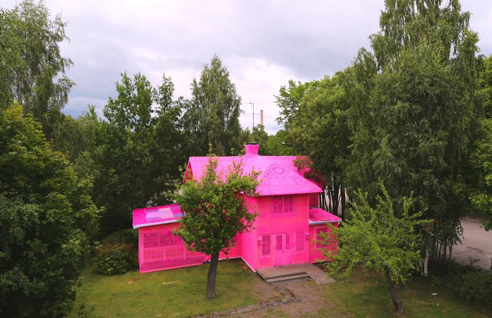 Фотография: Вязаный розовый домик в Финляндии — дело умелых рук польского дизайнера №7 - BigPicture.ru