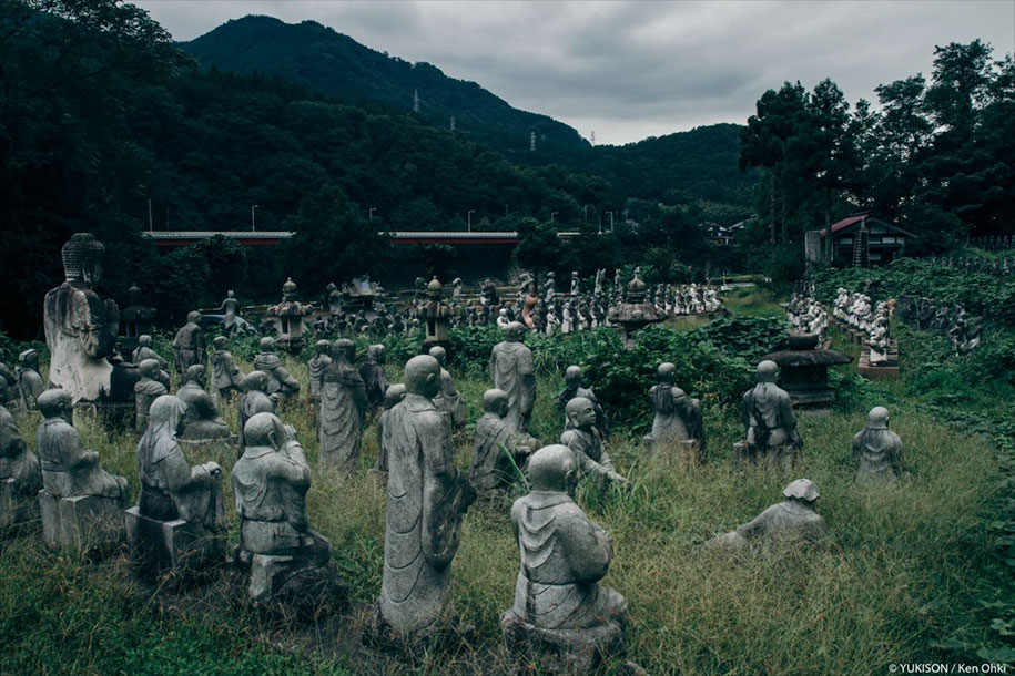 Фотография: Жутковатая японская деревня, где живут одни статуи №8 - BigPicture.ru