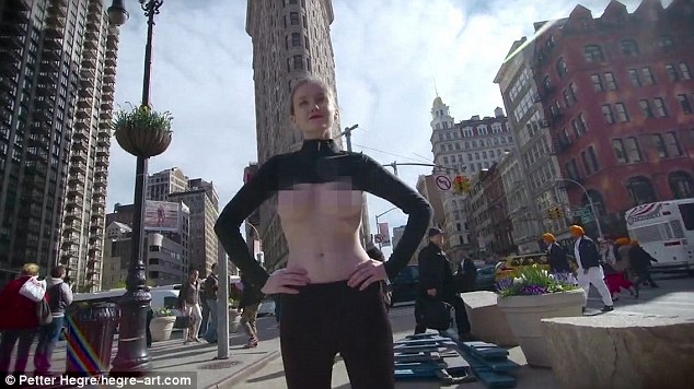 Фотография: Модель прошлась по улицам Нью-Йорка топлес в поддержку движения 