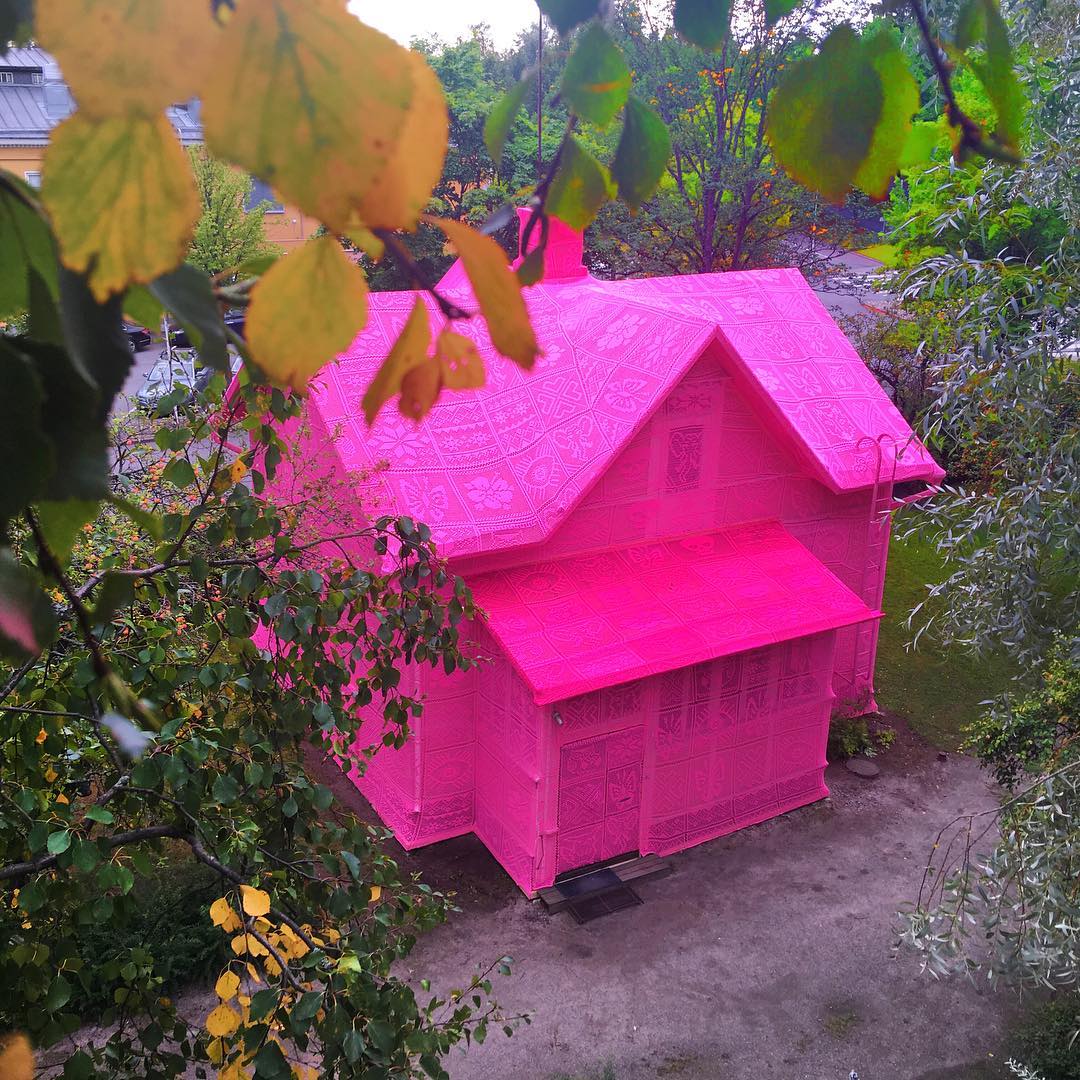 Фотография: Вязаный розовый домик в Финляндии — дело умелых рук польского дизайнера №8 - BigPicture.ru