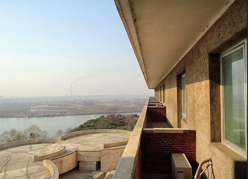 Фотография: Туристы называют этот северокорейский отель тюрьмой, несмотря на его шестизвездочный рейтинг №9 - BigPicture.ru