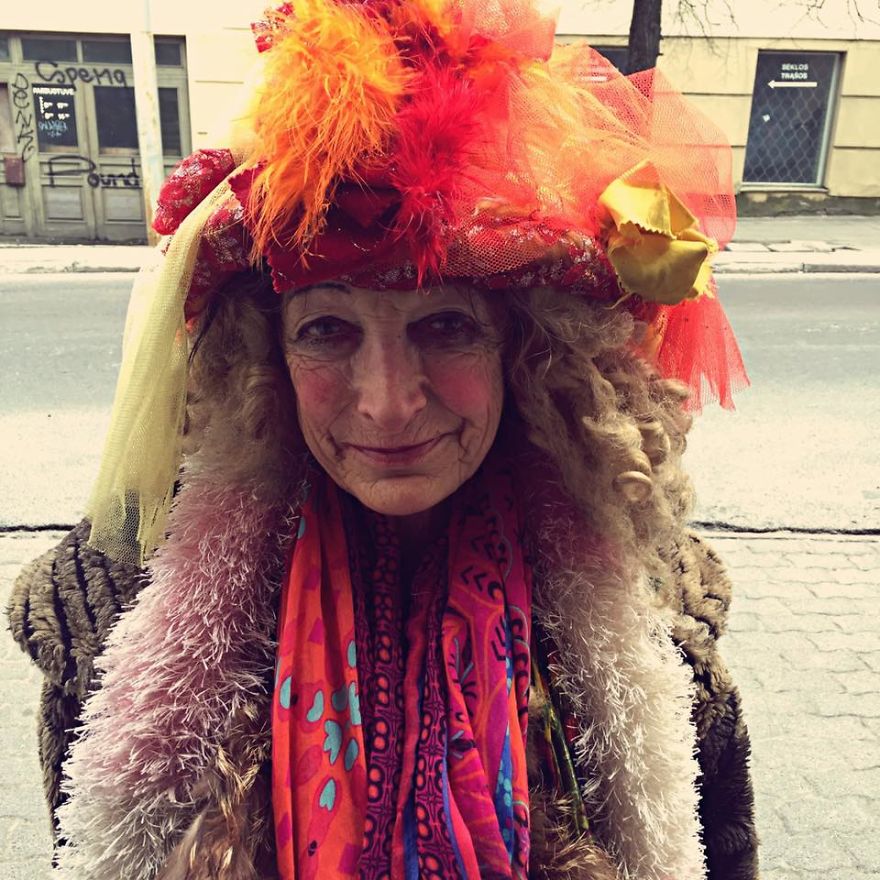 Фотография: 80-летняя бездомная из Вильнюса стала местной знаменитостью и настоящей иконой стиля №4 - BigPicture.ru