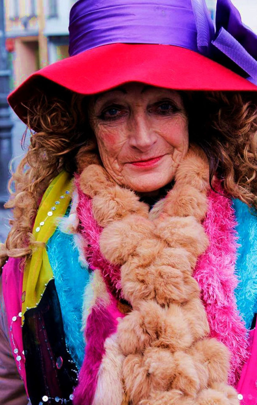 Фотография: 80-летняя бездомная из Вильнюса стала местной знаменитостью и настоящей иконой стиля №2 - BigPicture.ru