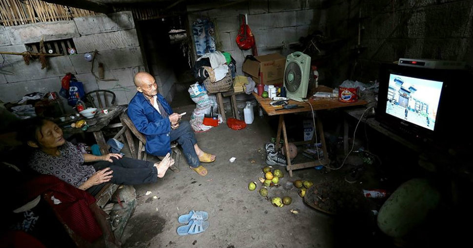 Фотография: С милым рай и в шалаше: Китайская семья уже 54 года живет в пещере №1 - BigPicture.ru