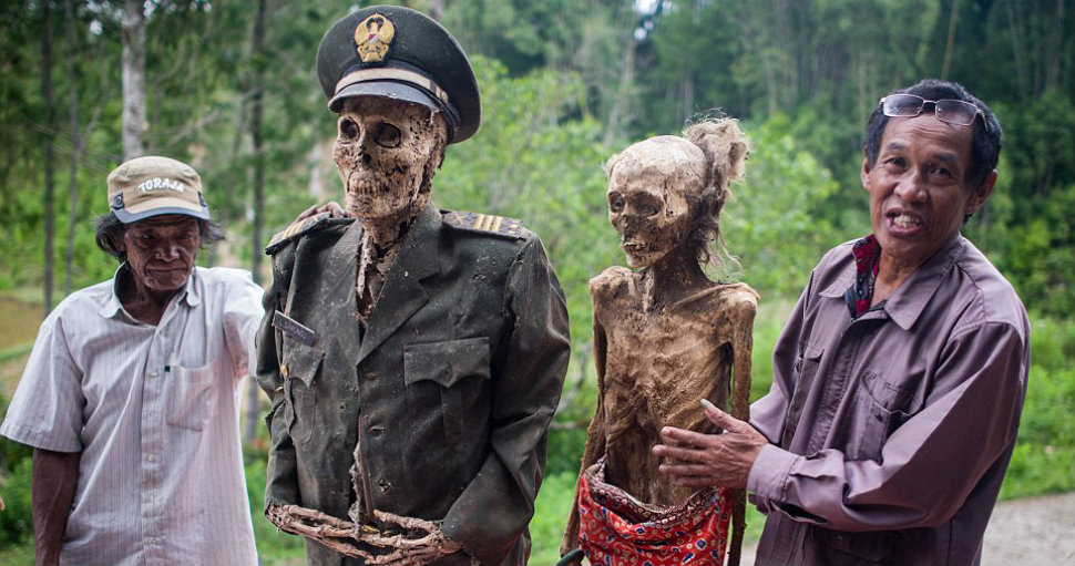 Фотография: Фестиваль Манене: зачем индонезийцы раз в 3 года выкапывают мертвых родственников №1 - BigPicture.ru