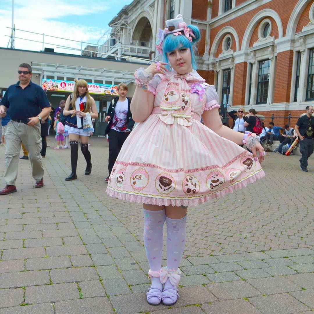 Фотография: Шведка, считающая себя живой куклой, стала местной достопримечательностью №1 - BigPicture.ru