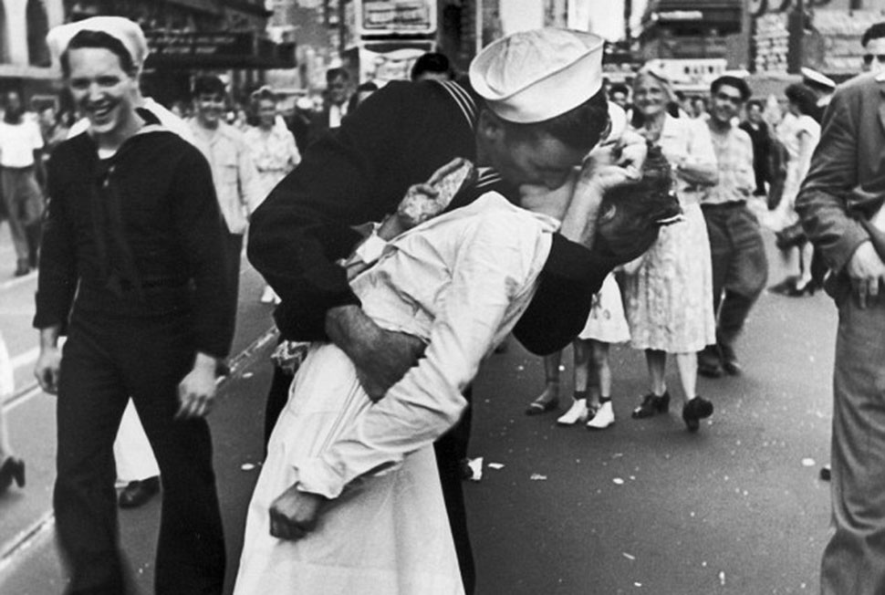 Фотография: Умерла женщина с легендарной фотографии, где моряк целует девушку на Таймс-сквер №1 - BigPicture.ru