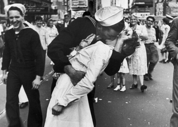Умерла женщина с легендарной фотографии, где моряк целует девушку на Таймс-сквер