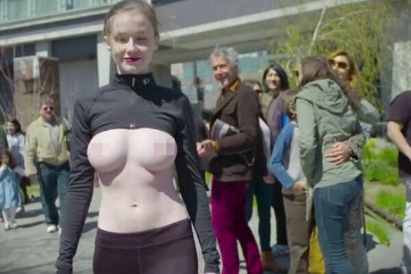Модель прошлась по улицам Нью-Йорка топлес в поддержку движения «Свободу соскам»