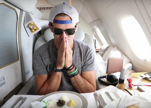 Американский блогер бесплатно слетал из Дубая в Нью-Йорк первым классом, билет в который стоит 21 000 долларов