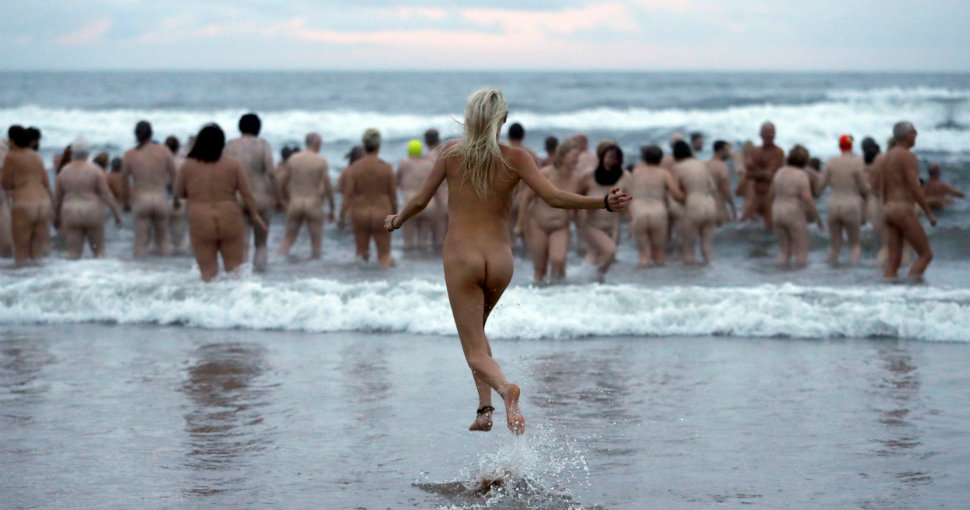 Фотография: В чем мать родила: сотни британцев голыми искупались в Северном море ради благотворительности №1 - BigPicture.ru