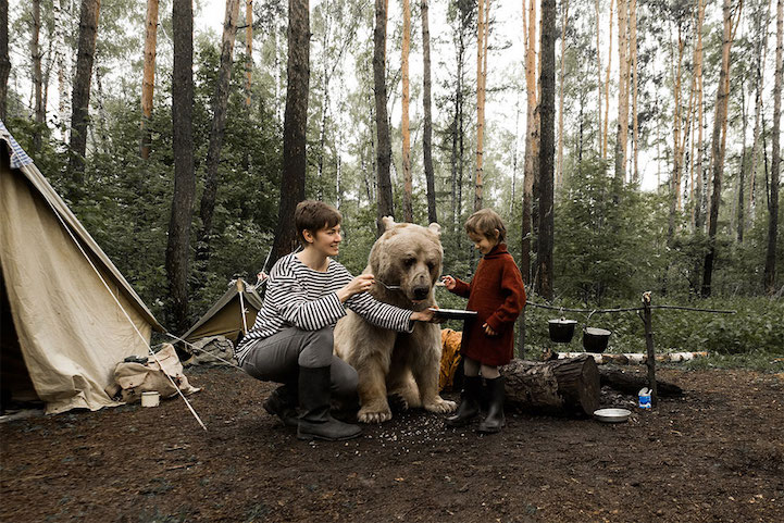 Фотография: Русская семья подружилась с медведем в лесу для антиохотничьей кампании №3 - BigPicture.ru