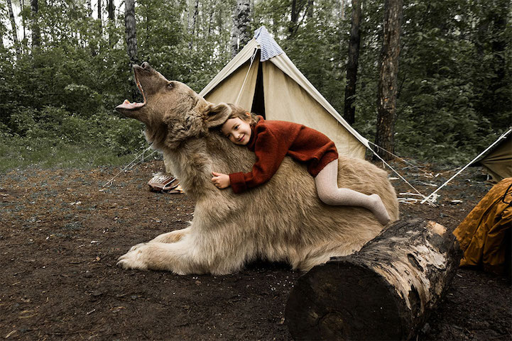 Фотография: Русская семья подружилась с медведем в лесу для антиохотничьей кампании №7 - BigPicture.ru