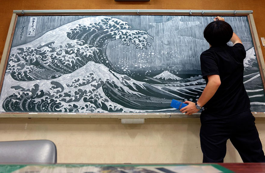 Фотография: Японский учитель пишет потрясающие картины мелом на школьной доске №1 - BigPicture.ru