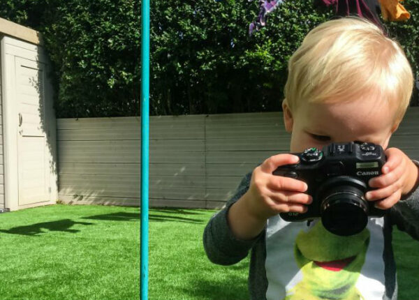 Пешком под стол: рассказ отца о том, как его 1,5-годовалый малыш научился делать крутые фото