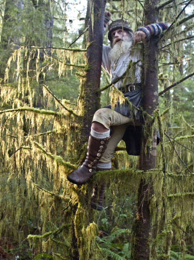 Фотография: Он живет в лесу, не носит обуви и чистит зубы сосновой шишкой №11 - BigPicture.ru