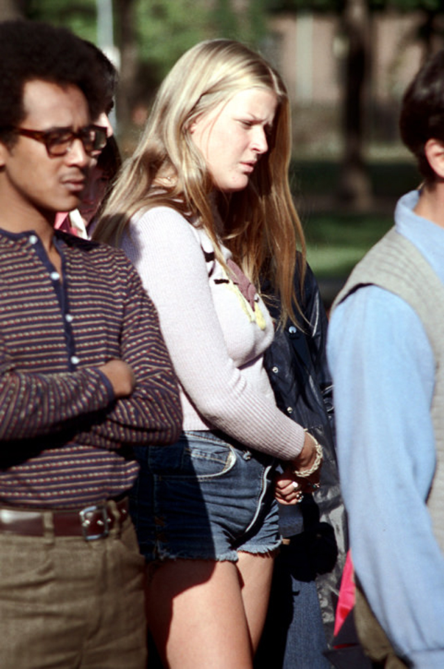Фотография: Голубые джинсовые шорты — любимый тренд американских девушек 70-х годов №11 - BigPicture.ru