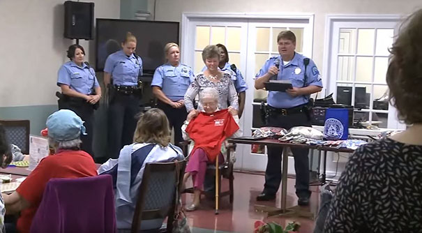 Фотография: 102-летнюю бабушку арестовали, чтобы она вычеркнула пункт 
