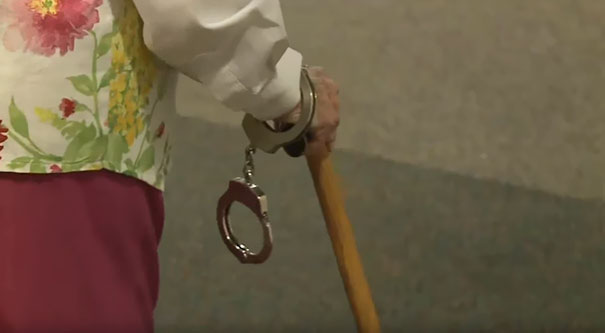 Фотография: 102-летнюю бабушку арестовали, чтобы она вычеркнула пункт 