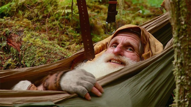 Фотография: Он живет в лесу, не носит обуви и чистит зубы сосновой шишкой №12 - BigPicture.ru