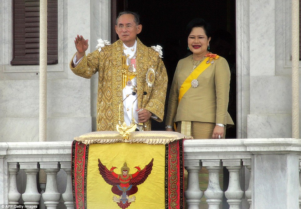 Фотография: Черный день: жители Таиланда оплакивают смерть своего короля №2 - BigPicture.ru