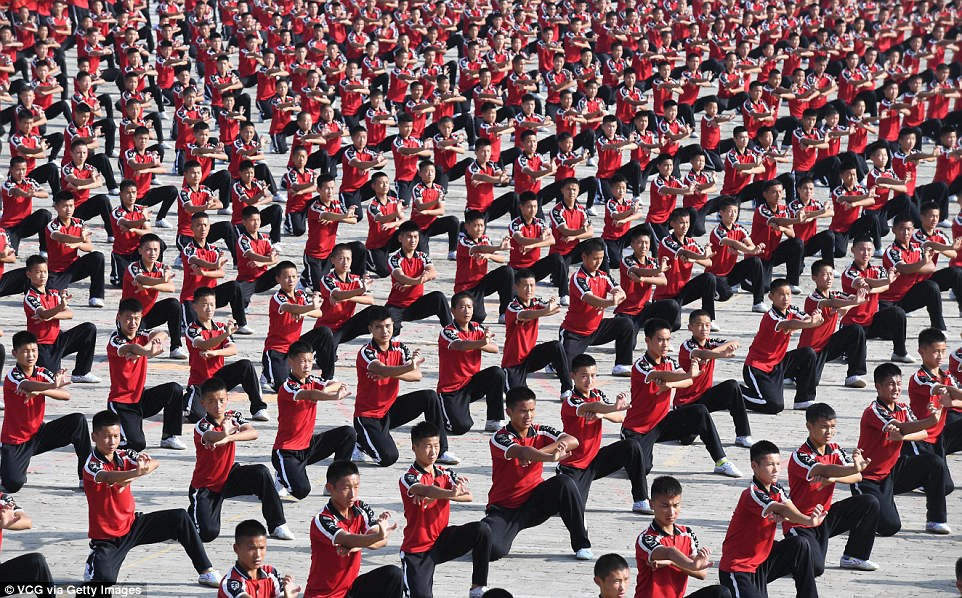 Фотография: Кунг-фу хором: 30 тысяч учеников со всего мира показали класс в Шаолиньском монастыре №2 - BigPicture.ru