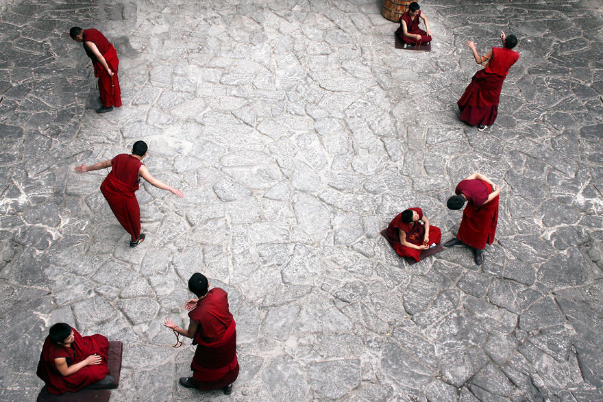 Монахи в храме Джоканг в Лхасе, Тибет