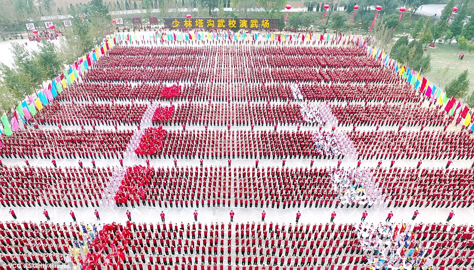 Фотография: Кунг-фу хором: 30 тысяч учеников со всего мира показали класс в Шаолиньском монастыре №13 - BigPicture.ru