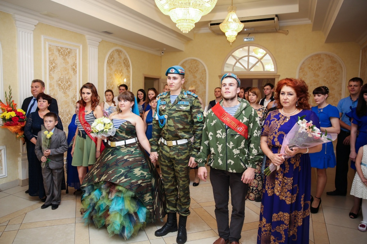 Фотография: Камуфляжное платье, береты и тельняшки: в Омске прошла свадьба в стиле ВДВ №2 - BigPicture.ru