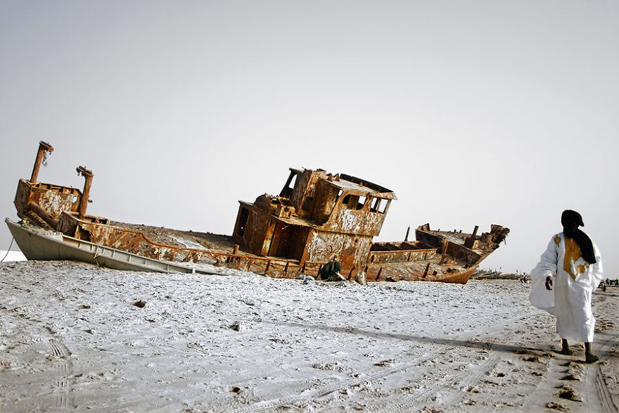 Ржавый корабль на берегу Нуакшота, Мавритания