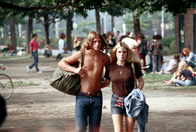 Фотография: Голубые джинсовые шорты — любимый тренд американских девушек 70-х годов №2 - BigPicture.ru