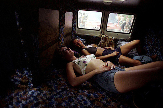 Фотография: Голубые джинсовые шорты — любимый тренд американских девушек 70-х годов №19 - BigPicture.ru