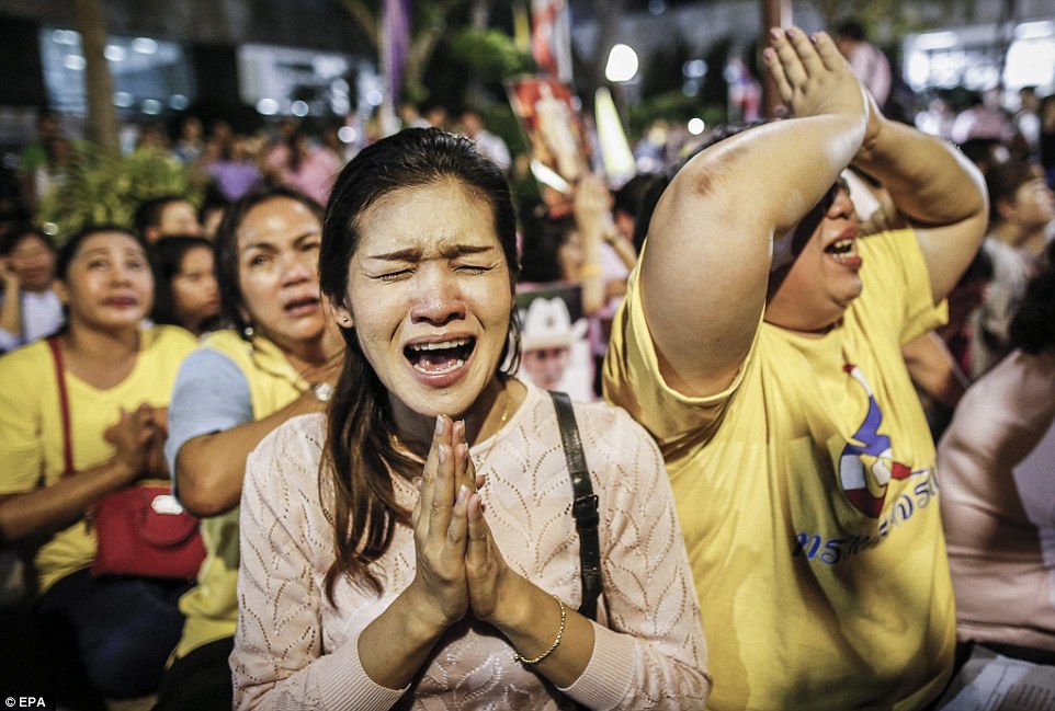 Фотография: Черный день: жители Таиланда оплакивают смерть своего короля №20 - BigPicture.ru