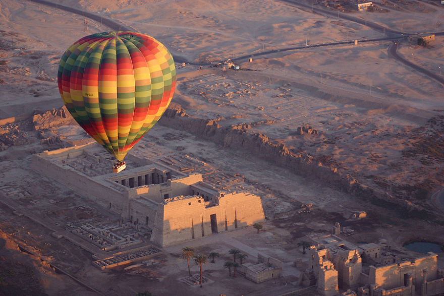 Воздушный шар над Долиной царей на восходе, Египет
