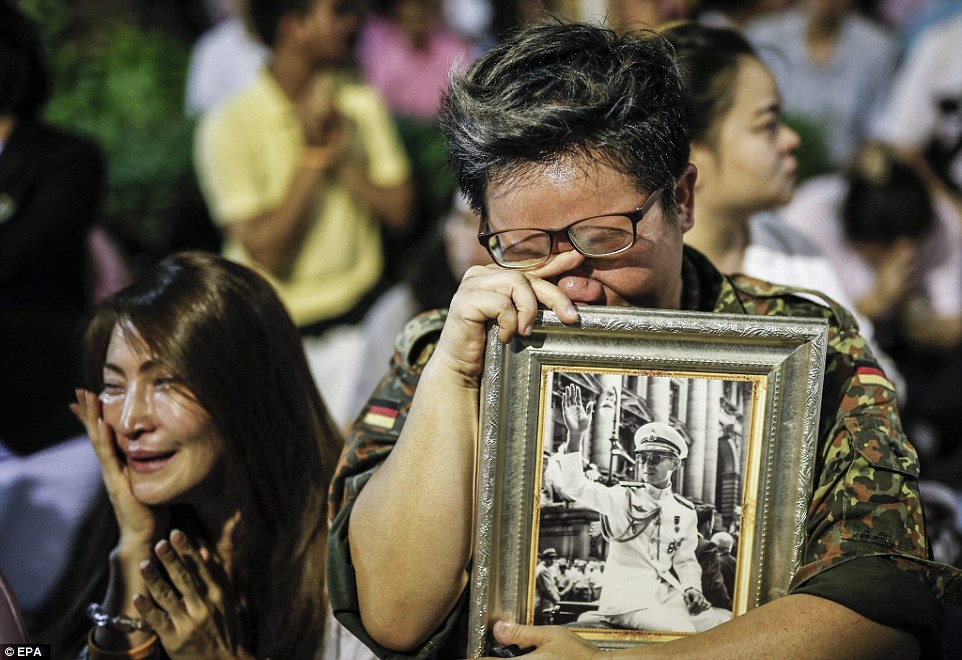 Фотография: Черный день: жители Таиланда оплакивают смерть своего короля №21 - BigPicture.ru