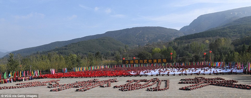 Фотография: Кунг-фу хором: 30 тысяч учеников со всего мира показали класс в Шаолиньском монастыре №3 - BigPicture.ru