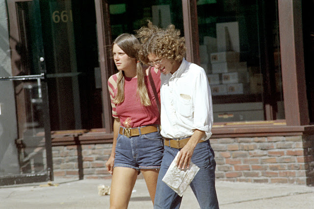 Фотография: Голубые джинсовые шорты — любимый тренд американских девушек 70-х годов №22 - BigPicture.ru