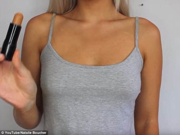 215 - Бьюти-блогер показала, как увеличить грудь с помощью макияжа