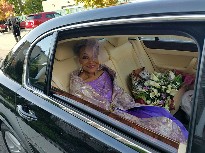Фотография: 86-летняя бабушка вышла замуж в шикарном платье собственного дизайна №2 - BigPicture.ru