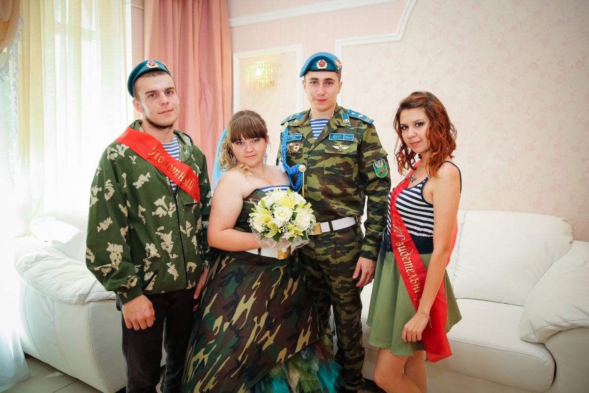 Фотография: Камуфляжное платье, береты и тельняшки: в Омске прошла свадьба в стиле ВДВ №1 - BigPicture.ru