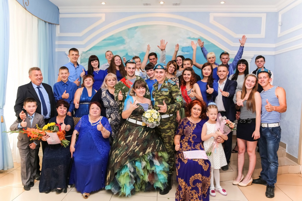 Фотография: Камуфляжное платье, береты и тельняшки: в Омске прошла свадьба в стиле ВДВ №3 - BigPicture.ru